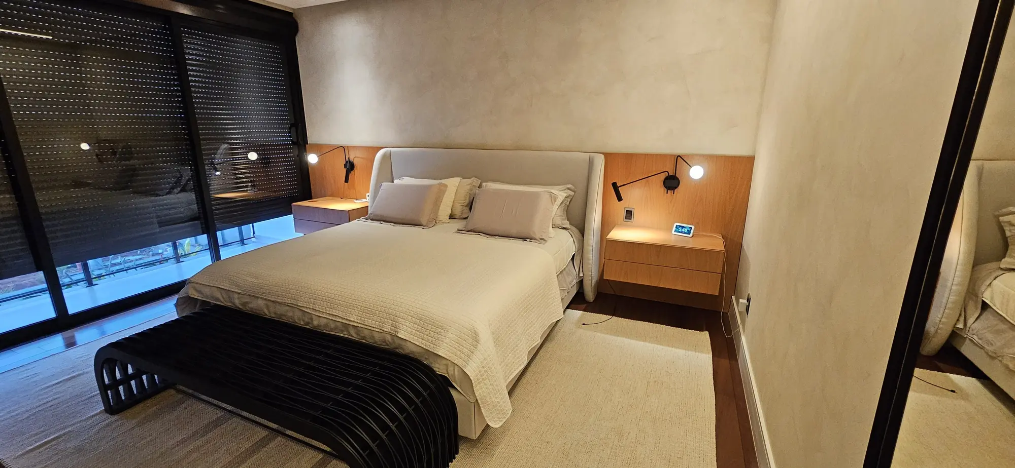 Quarto planejado com cabeceira e armários