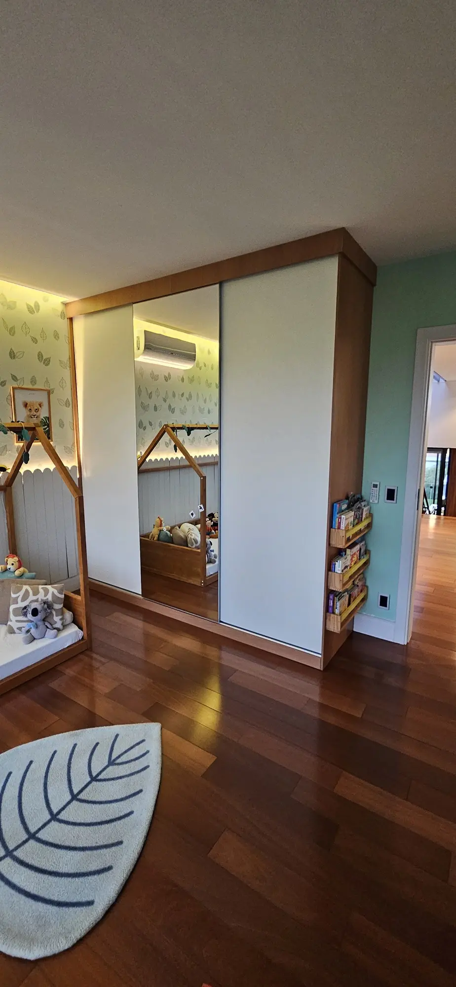 Ambiente residencial com marcenaria sob medida
